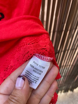 Camiseta roja Dolores Promesas talla Xs con encaje