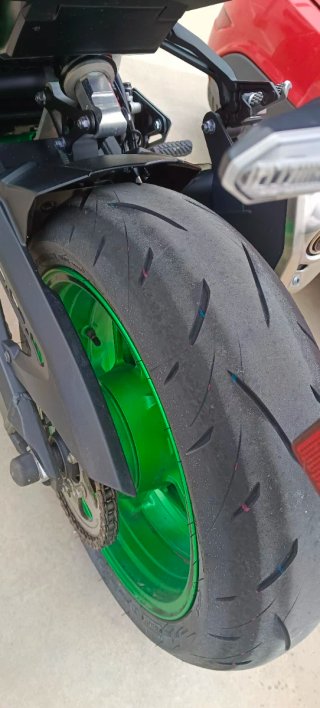 Kawasaki Z900 2023 Negra y Verde