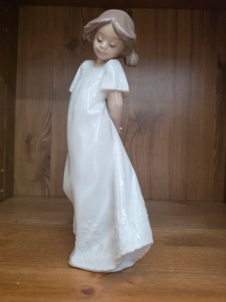 Figura porcelana Nao Lladro niña vestido blanco