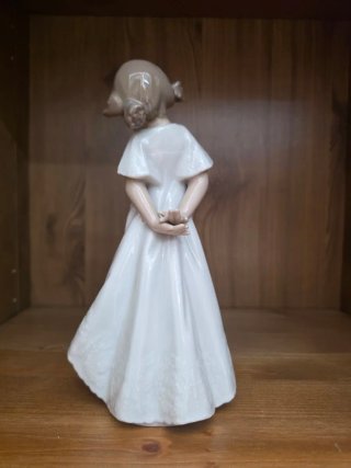 Figura porcelana Nao Lladro niña vestido blanco