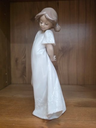 Figura porcelana Nao Lladro niña vestido blanco