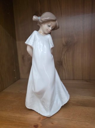 Figura porcelana Nao Lladro niña vestido blanco