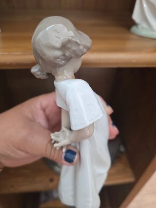 Figura porcelana Nao Lladro niña vestido blanco