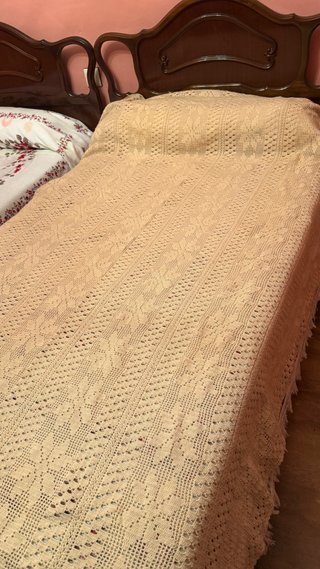 Colcha tejida a mano color beige