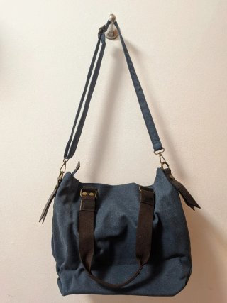 Bolso bandolera azul con estrella dorada