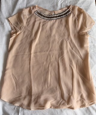 Blusa rosa claro con pedrería en el cuello