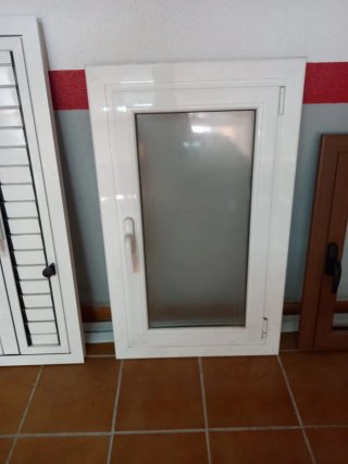 Ventana blanca con manilla