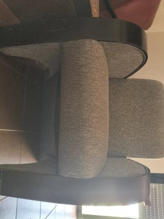 Sofá de tela beige y marrón