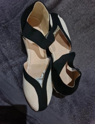 Zapato de Cuña beige y negras, sin marca