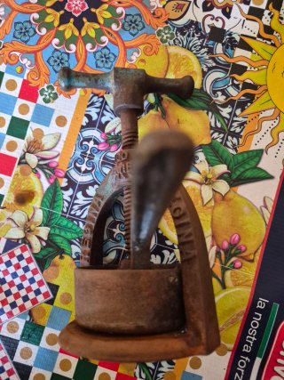 Questo oggetto è un tritacarne/tritatutto manuale
