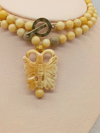 Collar vintage mariposa hueso y perlas