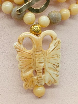 Collar vintage mariposa hueso y perlas