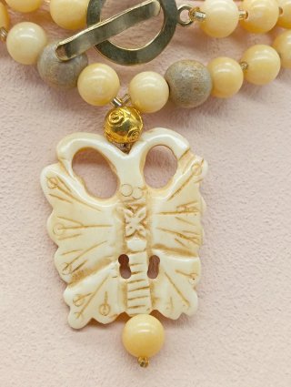 Collar vintage mariposa hueso y perlas