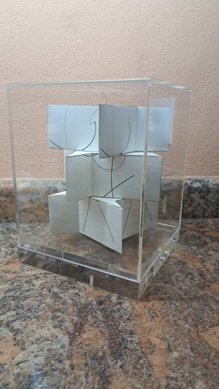 Escultura de cristal con figuras