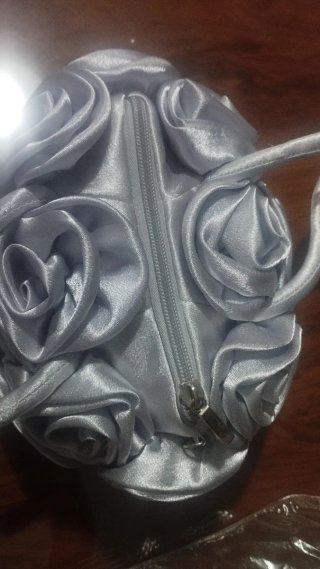 Bolso de raso plateado con flores