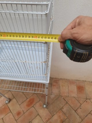 Jaula voladera blanca con soporte
