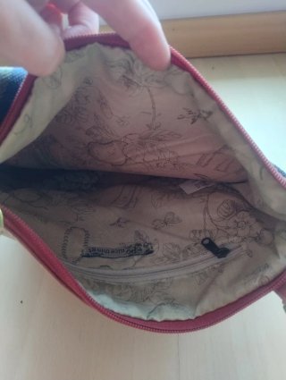 Bolso granate efecto piel cocodrilo.
