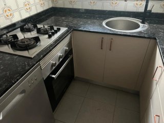 Cocina completa beige y negra