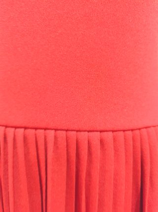 Vestido rojo con volantes plisados Talla S