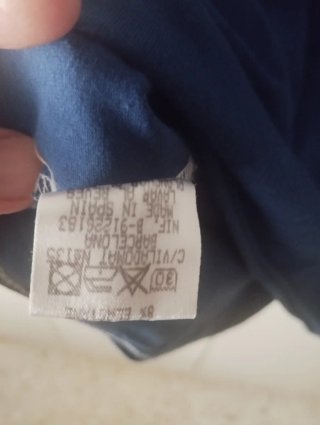 Camiseta azul con estampado V&L