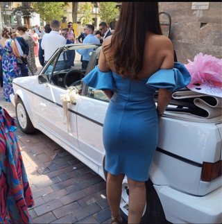 Vestido de fiesta azul con mangas