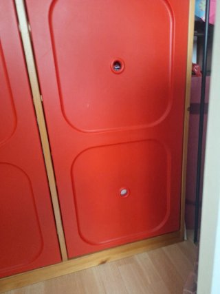 Mueble pino estantería y armario rojo