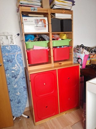 Mueble pino estantería y armario rojo