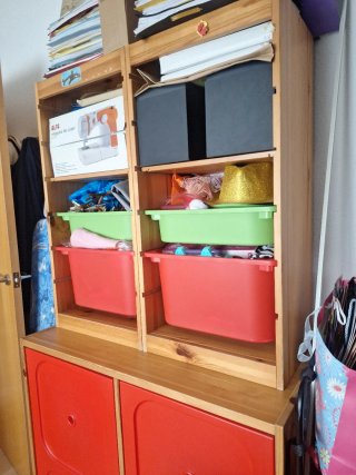 Mueble pino estantería y armario rojo