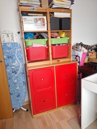 Mueble pino estantería y armario rojo