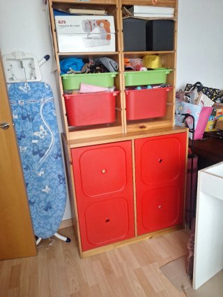 Mueble pino estantería y armario rojo