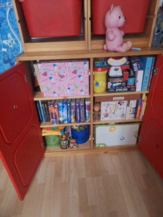 Mueble pino estantería y armario rojo