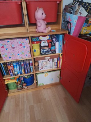 Mueble pino estantería y armario rojo