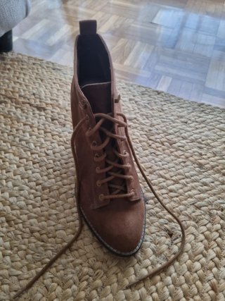 Botines de ante marrones con cordones