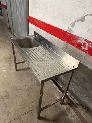 Fregadero de acero inoxidable en perfecto estado