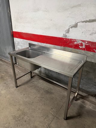 Fregadero de acero inoxidable en perfecto estado