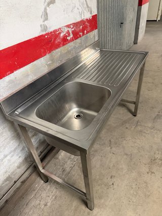 Fregadero de acero inoxidable en perfecto estado