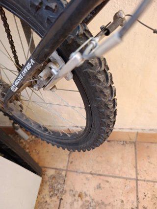 Bicicleta infantil negra y verde