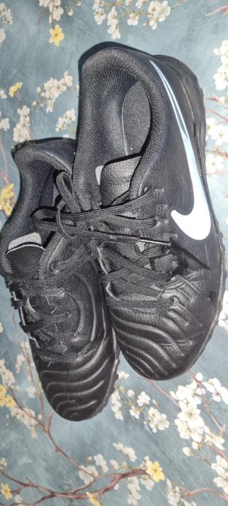 Zapatillas de fútbol Nike negras y azules