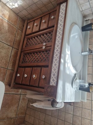 Mueble baño madera con lavabo y espejo
