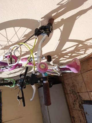 Bicicleta infantil rosa y blanca