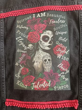 Cazadora vaquera ZARA negra con adornos rojos