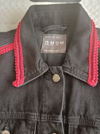 Cazadora vaquera ZARA negra con adornos rojos