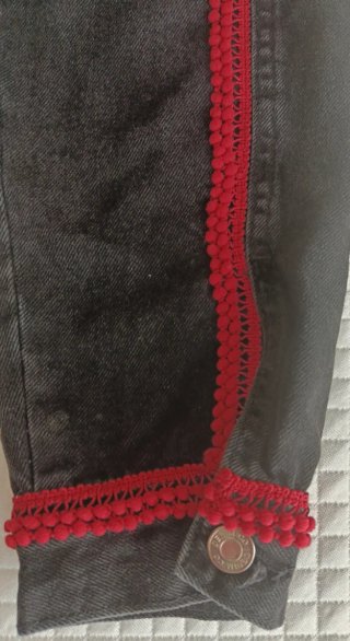 Cazadora vaquera ZARA negra con adornos rojos