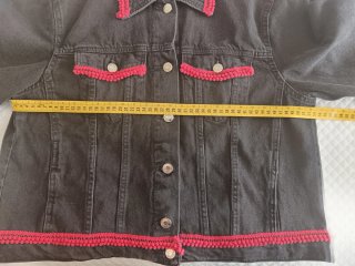 Cazadora vaquera ZARA negra con adornos rojos