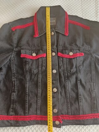 Cazadora vaquera ZARA negra con adornos rojos