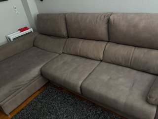 Sofá modular gris. Forrado con tela antimascotas