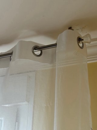 Cortinas beige y marrón con estampado floral