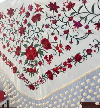 Mantoncillo manton crema bordado flores