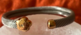 Pulsera malla plateada con detalles dorados