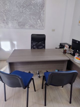 1 tavolo ovale e 1 standard grigio da ufficio